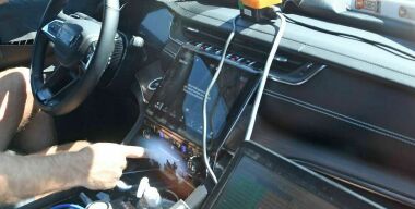 Фотошпионы заглянули в салон нового Jeep Grand Cherokee