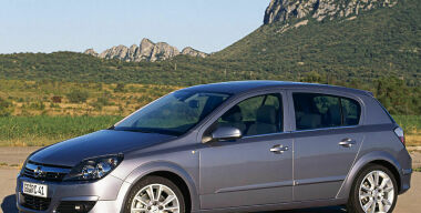 5 машин, где поменять лампочку в фаре — сплошное мучение