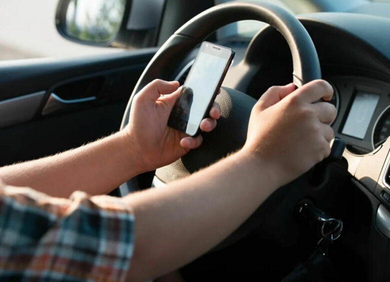 Изображение Зачем некоторые водители держат в автомобиле разбитый телефон или планшет