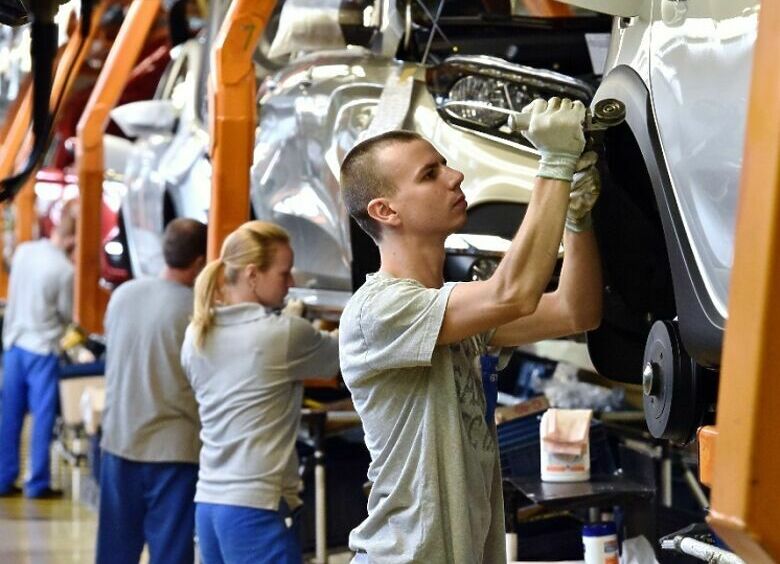 Изображение На грани нищеты: сколько получают рабочие на российских автозаводах