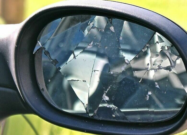 Изображение Как сильно сэкономить, меняя в машине разбитое зеркало заднего вида
