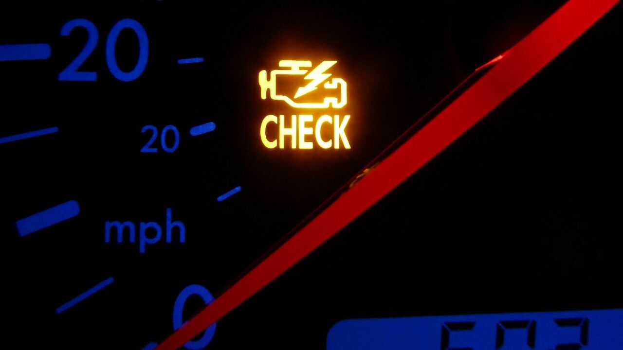 Горит индикатор холодного двигателя. В машине горит значок двигатель. Сигнализатор проверь двигатель. В машине горит значок двигатель. Car dashboard lights.