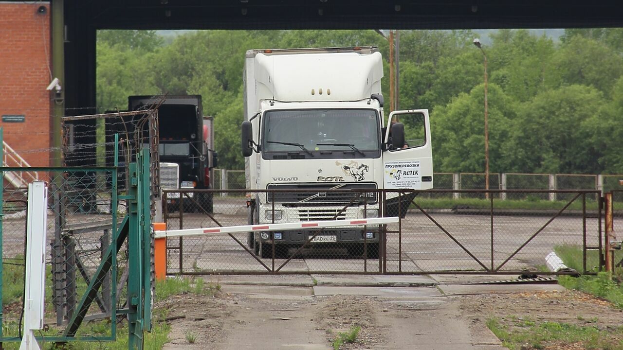 Через границу груз. Пункт пропуска пограничный Приморский край. МАПП пограничный Уссурийской таможни. Международный автомобильный пункт пропуска. Фуры на пункте пропуска граница.