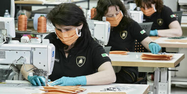 Вместо суперкаров Lamborghini начала выпускать медицинские маски