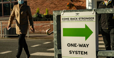 Как на автозаводе Bentley борются с коронавирусом