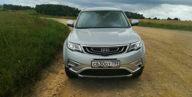 Популярный в России кроссовер Geely Atlas подорожает на 35 000 рублей