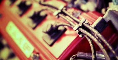 Почему двигатель машины троит даже после замены катушки, свечей и проводов