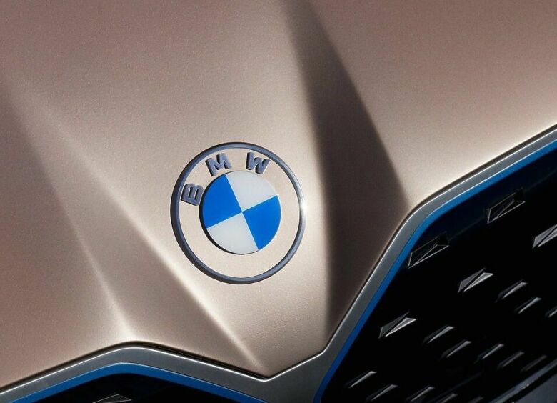 Изображение BMW меняет шильдики на капотах и багажниках своих авто
