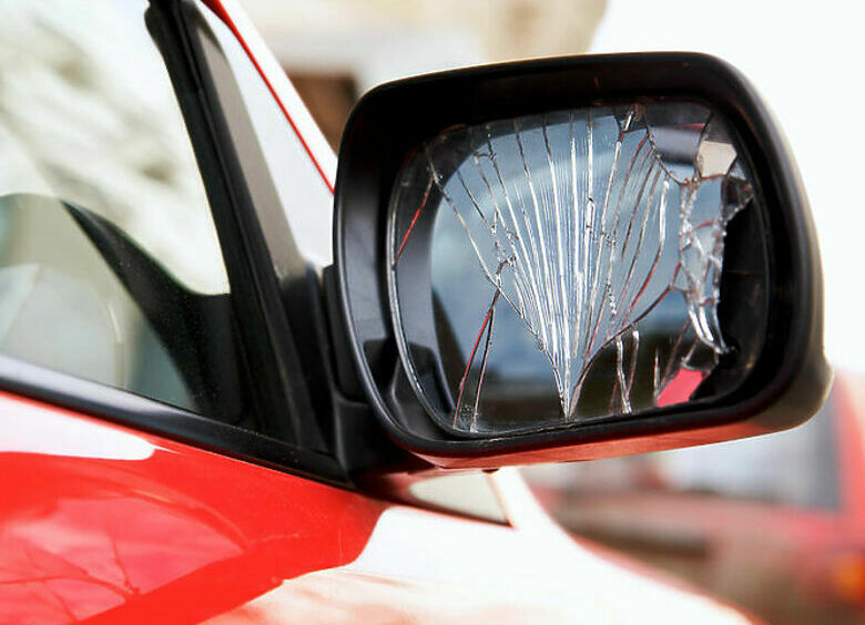 Изображение Можно ли не оформлять ДТП, если авто стукнулись боковыми зеркалами