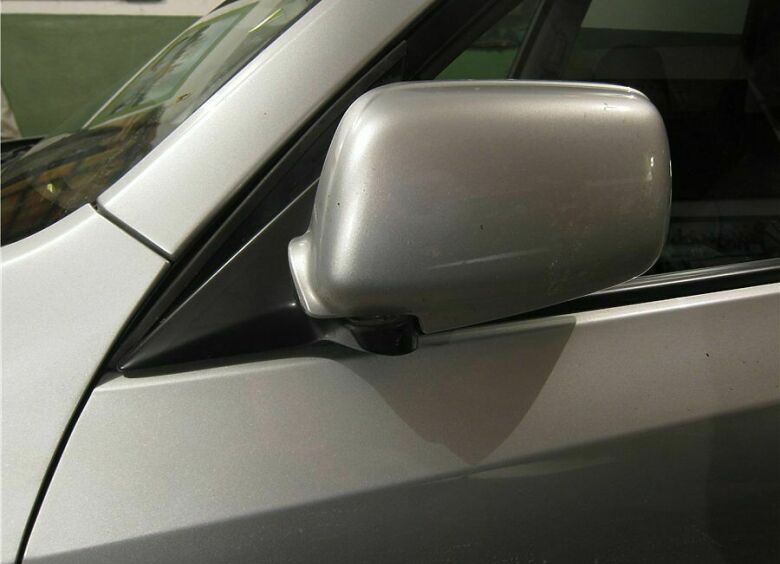 Изображение Почему никогда не нужно складывать зеркала заднего вида на парковке