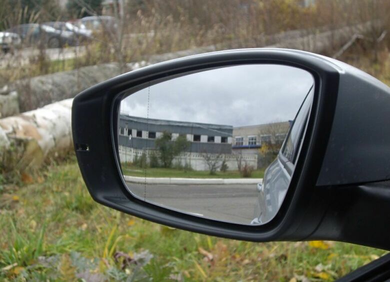 Изображение Для чего на боковых зеркалах автомобиля нанесена черная вертикальная полоса