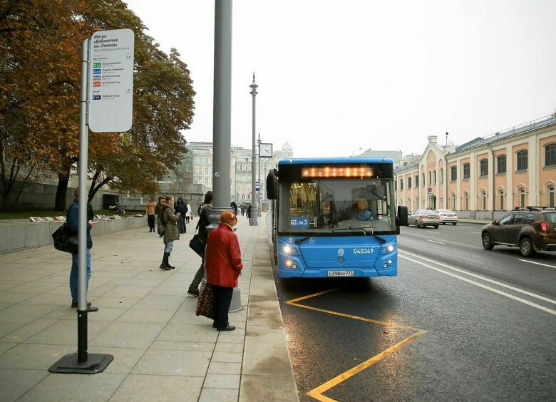 Изображение Может ли водитель пересекать сплошную осевую, объезжая автобус на остановке с мигающей «аварийкой»