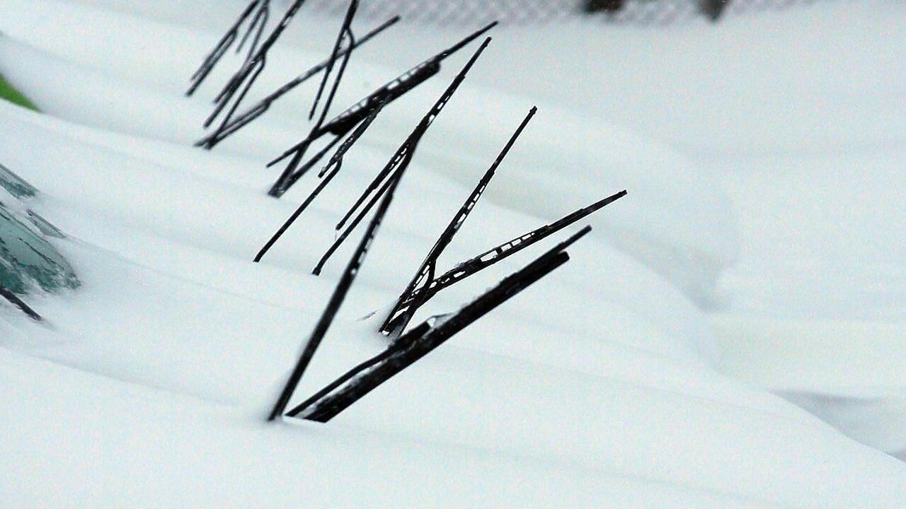 Долой примерзание: нужно ли поднимать дворники зимой или нет