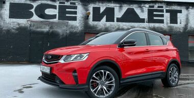 Названы все комплектации и дата начала продаж в России нового кроссовера Geely