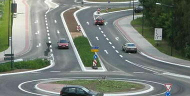 Из какого ряда можно поворачивать на перекрестке с круговым движении