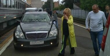 Алле Пугачевой разрешили ездить на Maybach по перронам вокзалов
