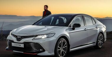 К дилерам приехала особая Toyota Camry со спортивным дизайном