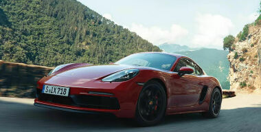 В России стартовали продажи Porsche 718 Cayman и 718 Boxster с новым мотором