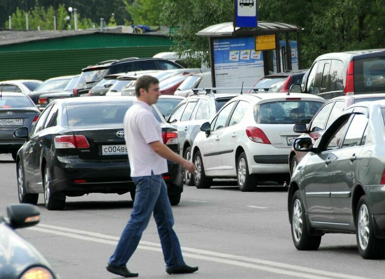 Изображение Должен ли пешеход уступить машине, завершающей маневр на перекрестке