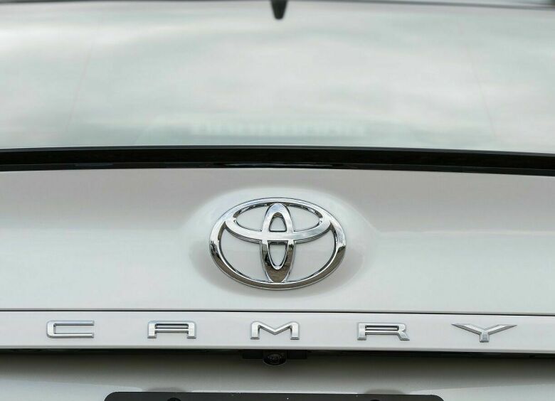 Изображение Toyota Camry и другие пятилетние бизнес-седаны, продающиеся выгоднее остальных
