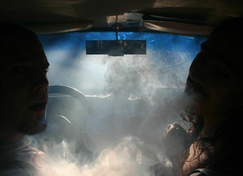 Изображение Оштрафуют ли водителя, если пассажир его машины курит на АЗС