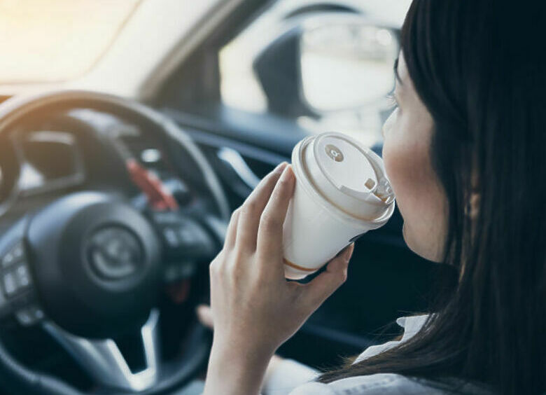 Изображение Как ГИБДД реагирует на водителей, пьющих кофе за рулем