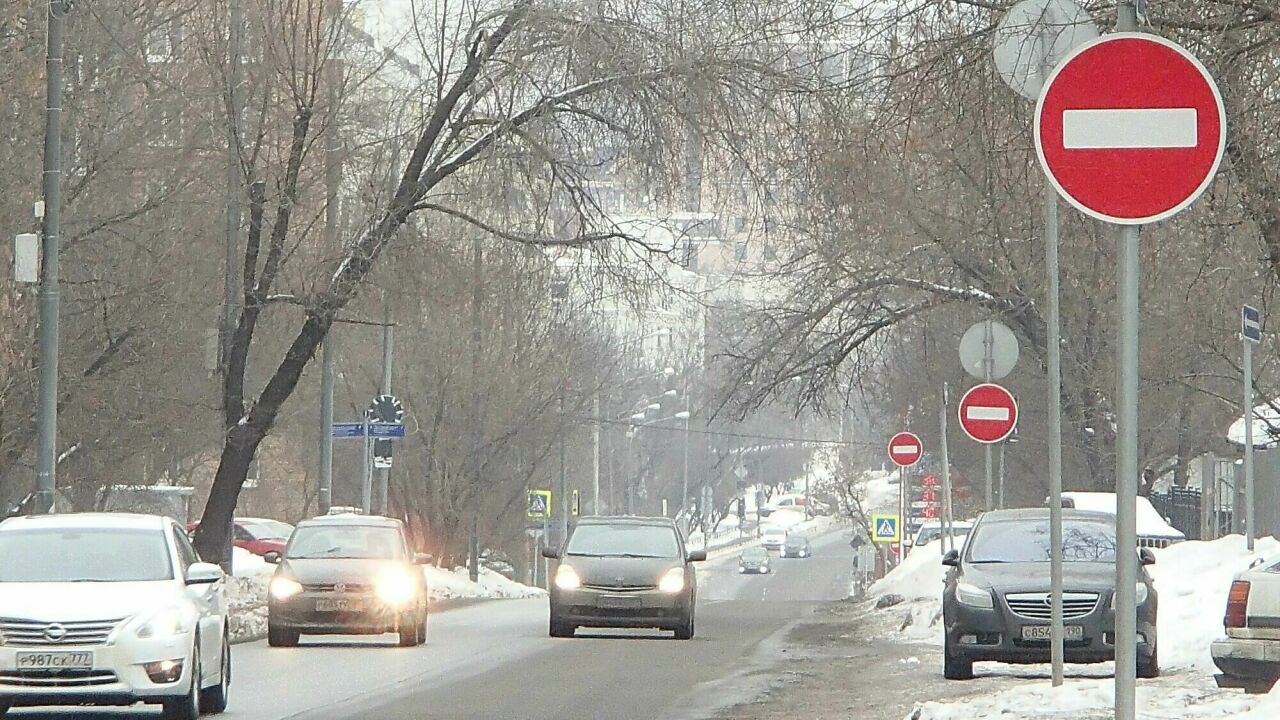 Штраф за движение под кирпич. Одностороннее движение штраф. Знак кирпич на одностороннем движении. Кирпич с односторонним движением штраф.