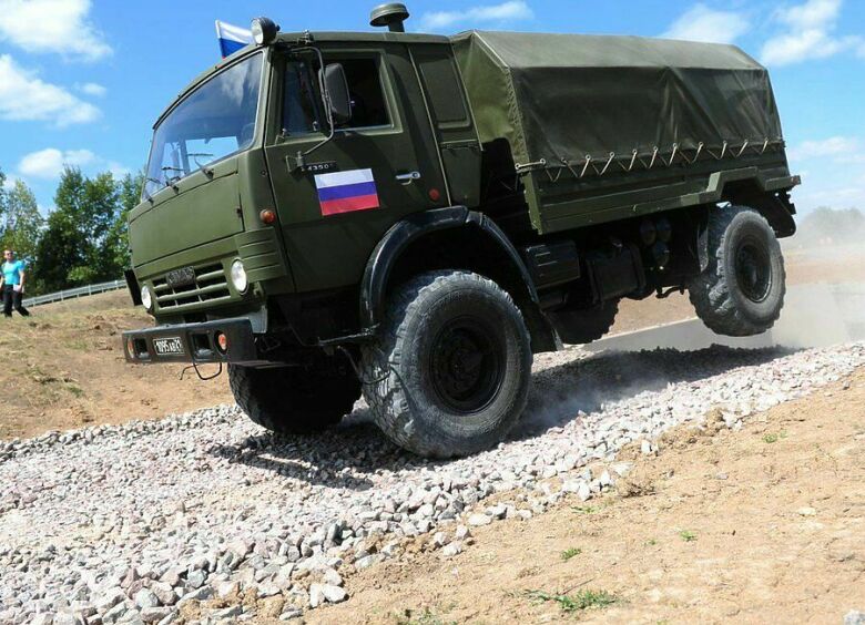 Изображение Зачем КамАЗу нужны железные пластины на кабине возле фар