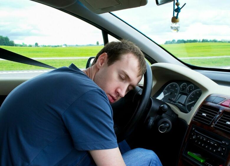 Изображение Оштрафуют ли водителя, если он в пробке остановился и заснул