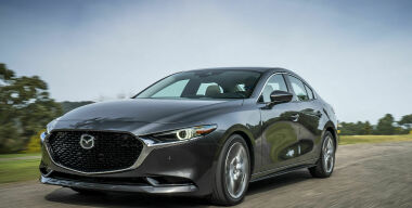 Названы рублевые цены на новый седан Mazda3