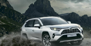Названы цены и комплектации нового Toyota RAV4 для России