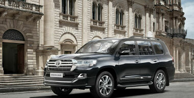 В России начались продажи обновленного Toyota Land Cruiser 200