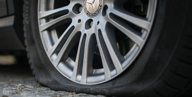 Что делать, если постоянно спускает колесо, а проколов нет