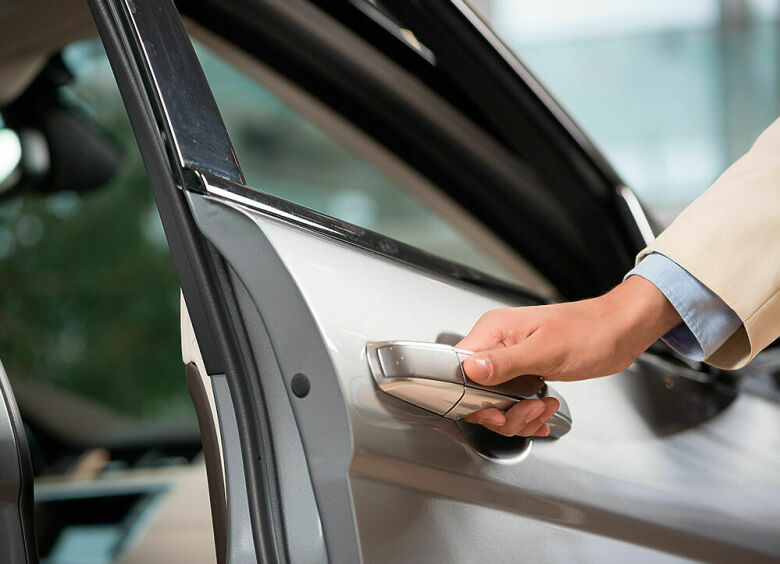 Изображение Три вредных привычки водителя, от которых уродуются двери в машине