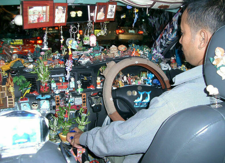 Изображение Как ГИБДД штрафует водителей за гаджеты и сувениры, подвешенные к лобовому стеклу