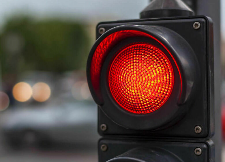 Изображение 5 случаев, когда ПДД разрешают безнаказанно проехать на красный сигнал светофора