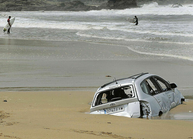 Изображение Как выехать, если засадил машину в песке