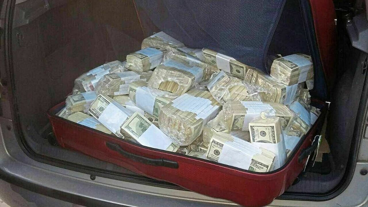 Перевозка наличных. Деньги в багажнике. Полный багажник денег. Пачки денег в багажнике. Доллары в багажнике.