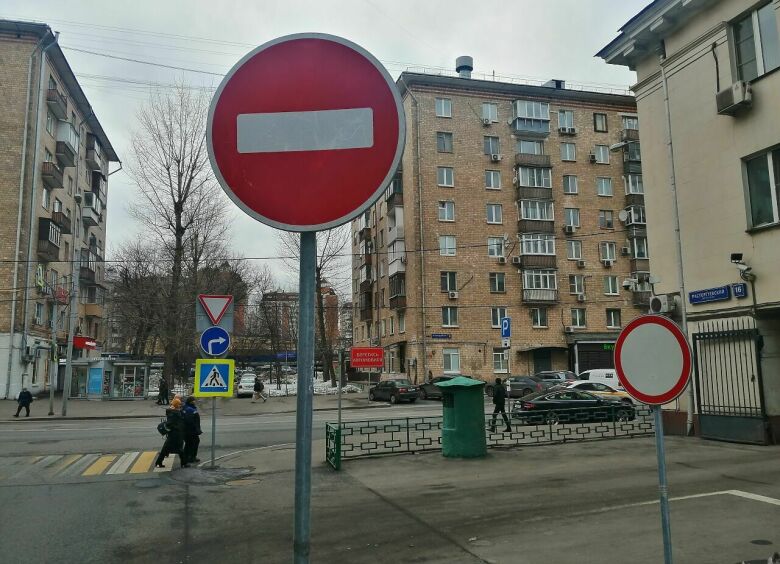 Изображение Что грозит водителю, если он загородил машиной дорожный знак