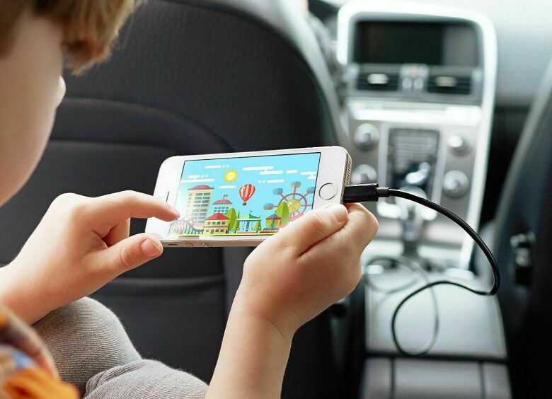 Изображение Почему заряжать мобильный телефон в машине очень опасно