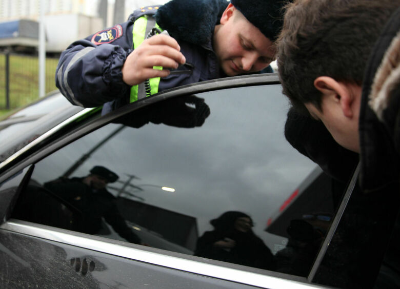 Изображение Жестокие рейды: ГИБДД начала сажать водителей за тонировку автостекол