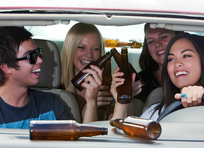 Изображение Как могут привлечь к ответственности пассажира, выпивающего в машине