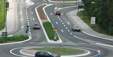 По какой полосе выгоднее всего проезжать перекресток с круговым движением