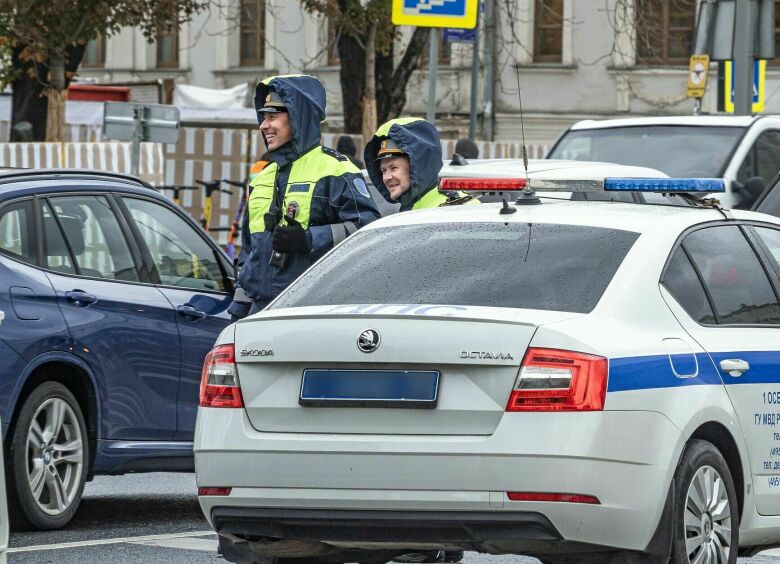 Изображение Нужно ли включать «аварийку» при остановке сотрудником ГИБДД