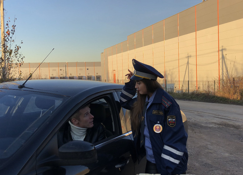 Изображение Имеет ли право сотрудник ГИБДД проверять документы у водителя в припаркованном авто