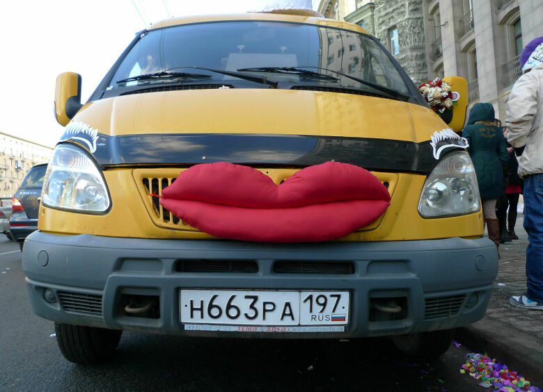 Изображение Российские таксисты избавляются от автомобилей и разливают тонны бензина