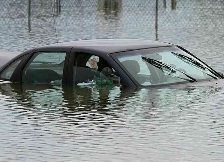 Изображение Чем опасна вода под ковриками в салоне автомобиля