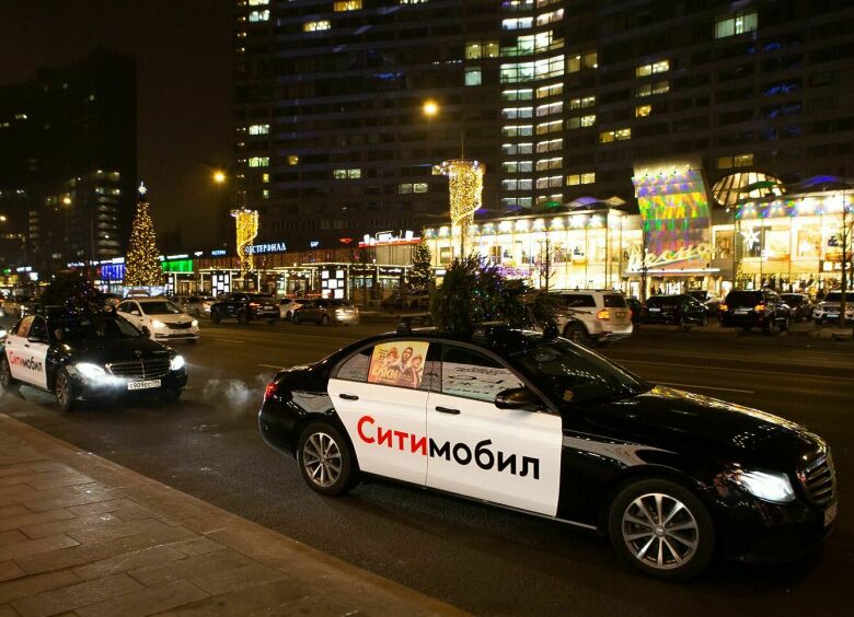 Изображение Тимур Бекмамбетов за рулем такси привез в центр Москвы целую кучу елок