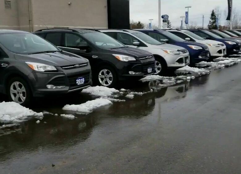 Изображение Почему зимой при перпендикулярной парковке следует заезжать только задним ходом