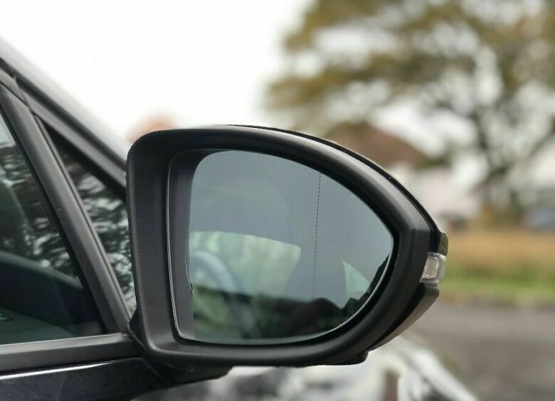 Изображение Зачем рисуют вертикальные полоски на боковых зеркалах автомобиля